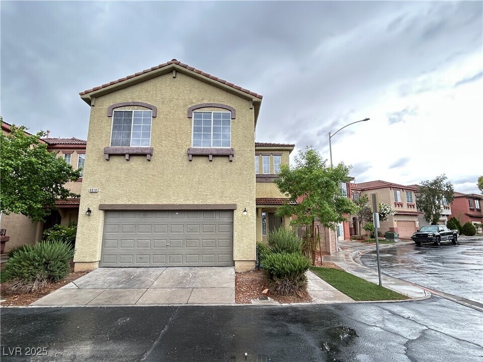 8618 Peaceful Dreams St in Las Vegas, NV - Building Photo