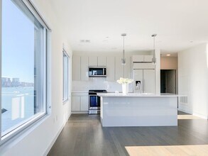 65 Lewis St in Boston, MA - Building Photo - Building Photo