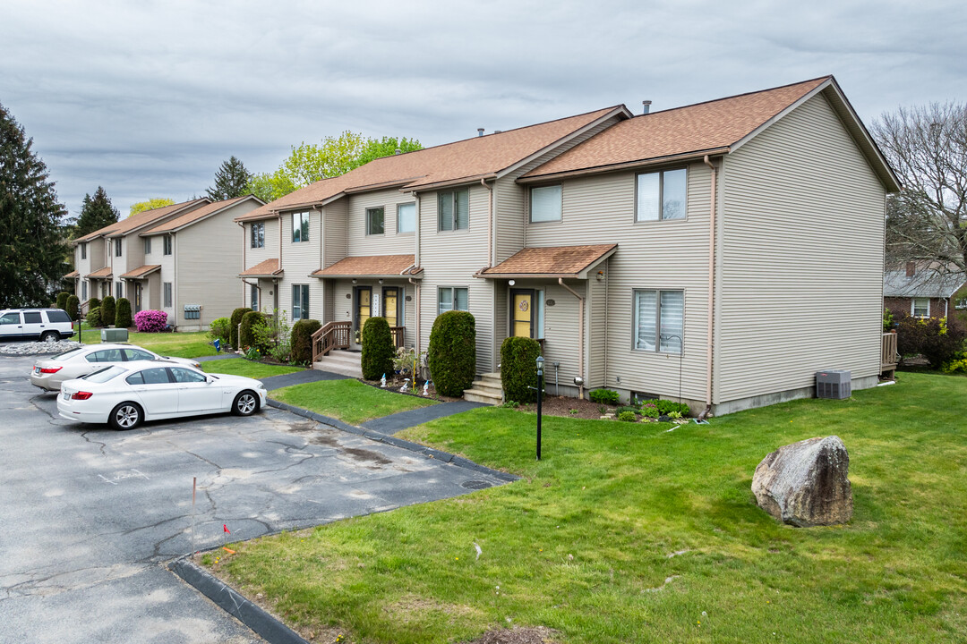 Walnut Grove in Cranston, RI - Foto de edificio