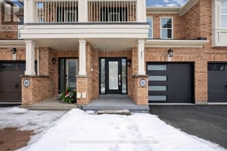 42 Southeast Pass in Whitchurch-Stouffville, ON - Building Photo - Building Photo