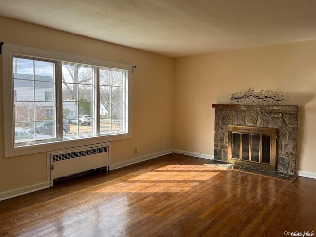 26 Purdue Rd in Glen Cove, NY - Building Photo - Building Photo