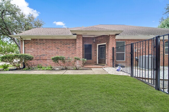 6402 Parkriver Crossing in Sugar Land, TX - Building Photo - Building Photo