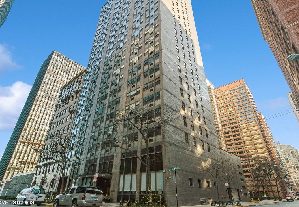 253 E Delaware Pl in Chicago, IL - Building Photo