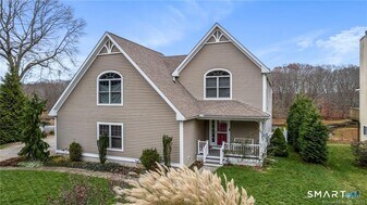 33 Marshfield Rd in East Lyme, CT - Building Photo
