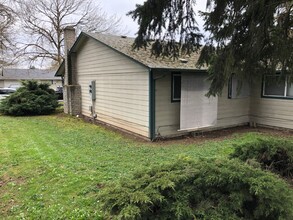 996 N Cloverleaf Loop in Springfield, OR - Foto de edificio - Building Photo