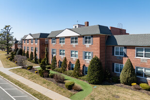 Maplewood Gardens Apt in Rockville Centre, NY - Building Photo