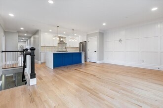 30 Dighton St, Unit 1 in Boston, MA - Foto de edificio - Building Photo