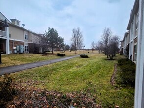 104 Clubhouse Ln, Unit Clubhouse in Oswego, IL - Foto de edificio - Building Photo