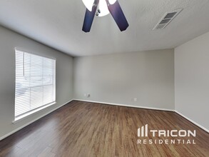 518 Tresvant Dr in Webster, TX - Building Photo - Building Photo