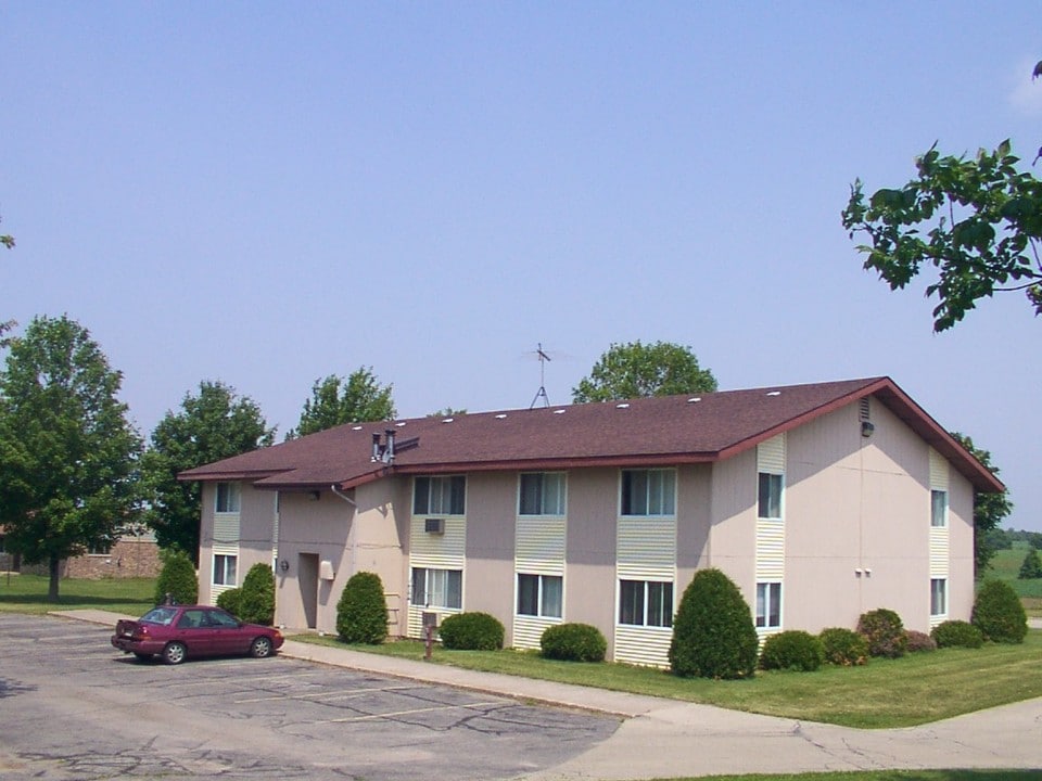 402 E Cedar St in Bonduel, WI - Building Photo