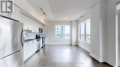 7900-7900 Bathurst St in Vaughan, ON - Building Photo - Building Photo