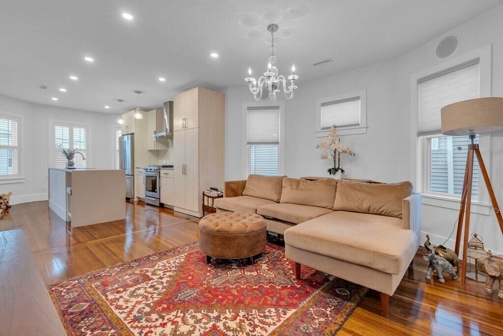 351 Centre St in Boston, MA - Building Photo