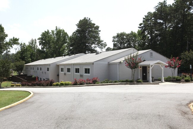 Lockheed Square Apartments in Marietta, GA - Foto de edificio - Building Photo