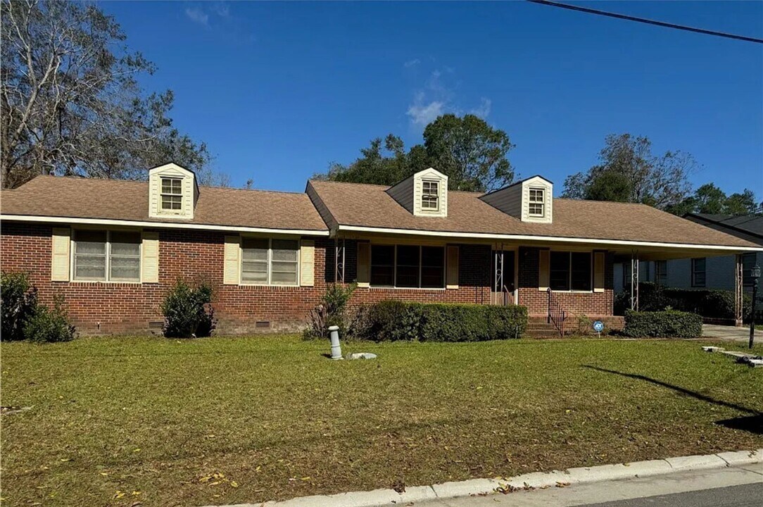 318 James St in Statesboro, GA - Building Photo