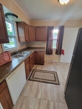 1034 Greenwood Ave in Lansing, MI - Building Photo - Building Photo