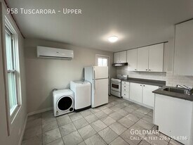 958 Tuscarora St in Windsor, ON - Building Photo