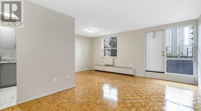 20 Paisley Blvd W in Mississauga, ON - Building Photo - Building Photo