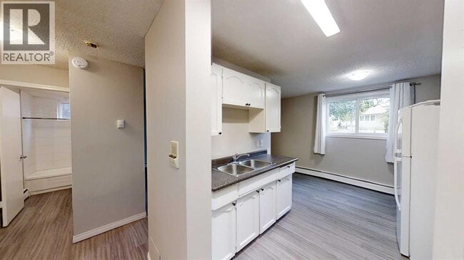 10114-10105 105 Ave in Grande Prairie, AB - Building Photo - Building Photo