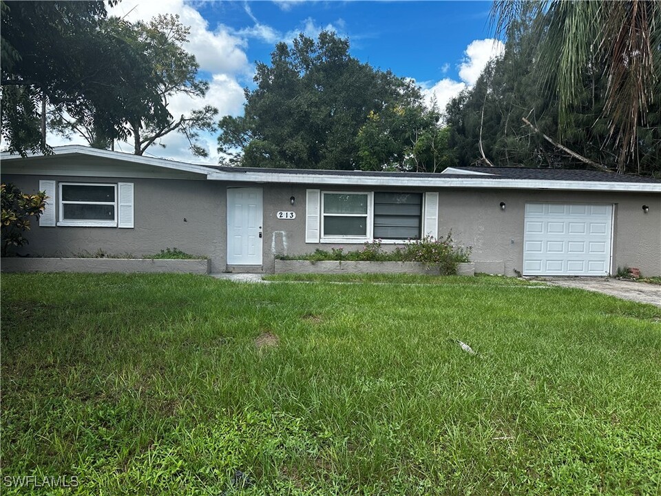 213 Columbus Ave in Lehigh Acres, FL - Building Photo