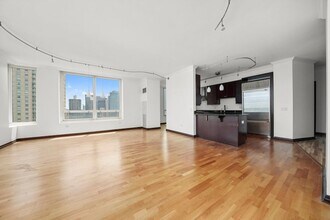 33 W Ontario St, Unit 43B in Chicago, IL - Building Photo - Building Photo