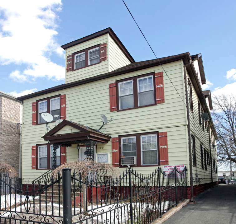 1021 Monroe Ave in Elizabeth, NJ - Building Photo