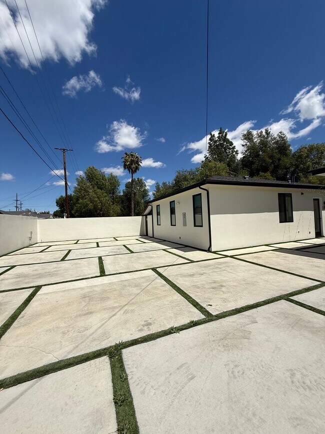 22745 Califia St in Woodland Hills, CA - Building Photo - Building Photo