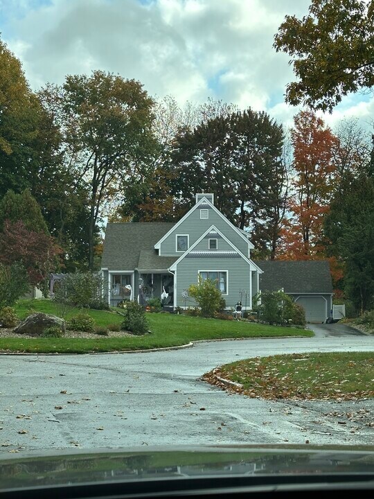 20 Magnolia Hill in West Hartford, CT - Building Photo
