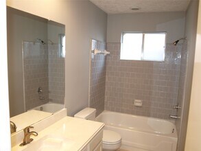 4027 Avanti Dr in Pearland, TX - Foto de edificio - Building Photo