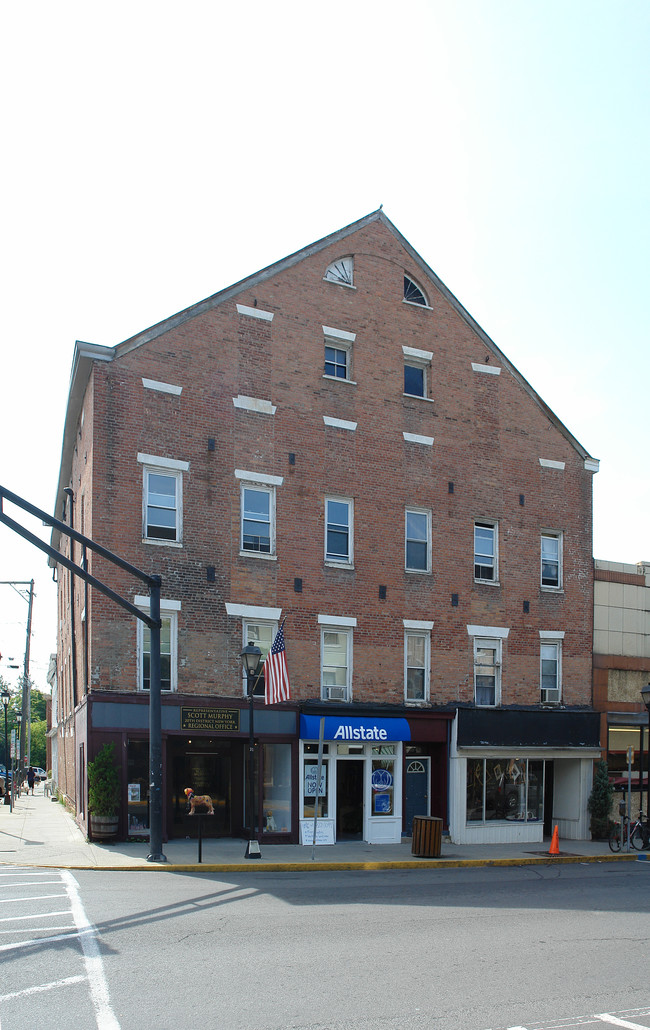 621 Warren St in Hudson, NY - Building Photo - Building Photo