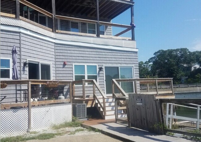 2 Short Beach Rd in East Haven, CT - Building Photo - Building Photo