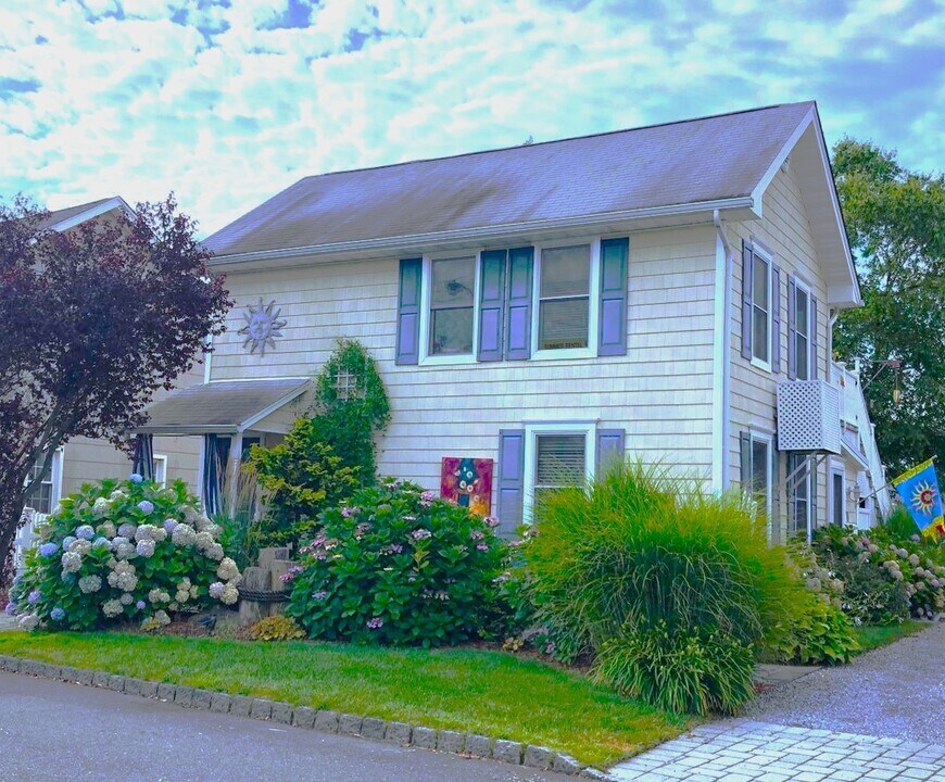 14 Cook St in Monmouth Beach, NJ - Building Photo