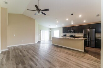 6784 Hanworth Ln in Zephyrhills, FL - Building Photo - Building Photo