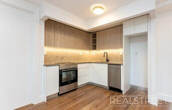 Montrose Avenue, Unit 303 in Brooklyn, NY - Foto de edificio - Building Photo