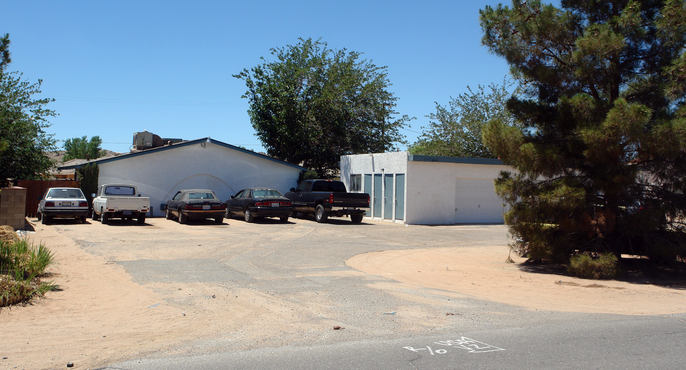 20445 Zuni Rd in Apple Valley, CA - Foto de edificio