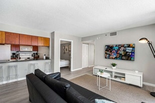 1 SE 12th St in Miami, FL - Building Photo