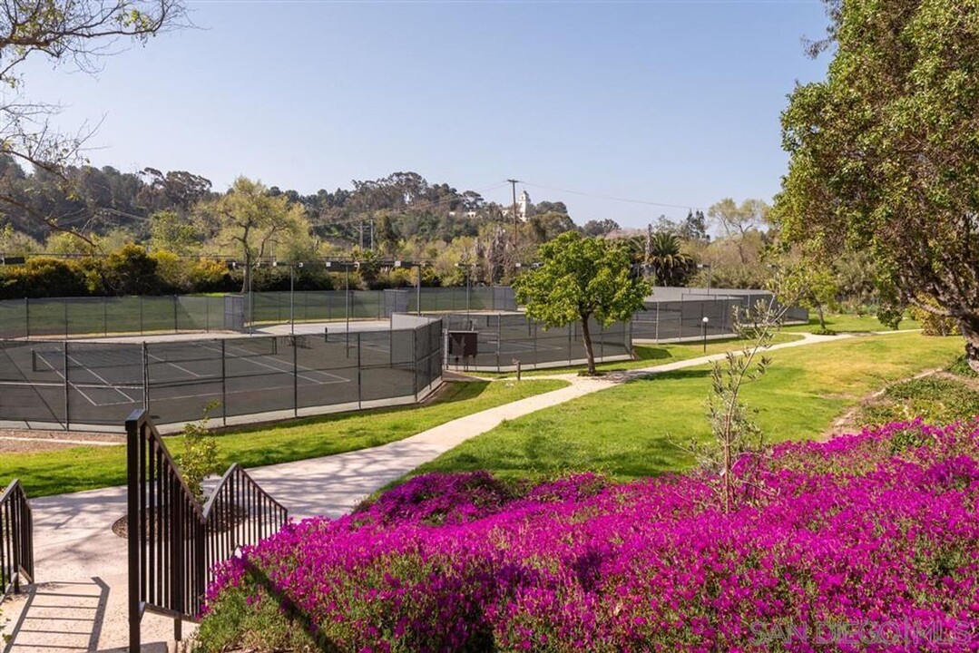 5705 Friars Rd in San Diego, CA - Foto de edificio