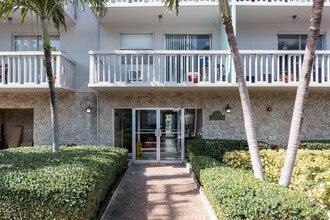 Carlyle Plaza in Miami Beach, FL - Foto de edificio - Building Photo