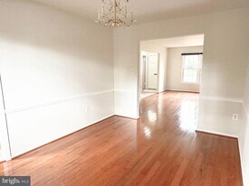 208 Commons Dr NW in Vienna, VA - Building Photo