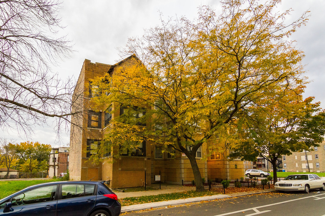 3521 W Douglas Blvd in Chicago, IL - Foto de edificio