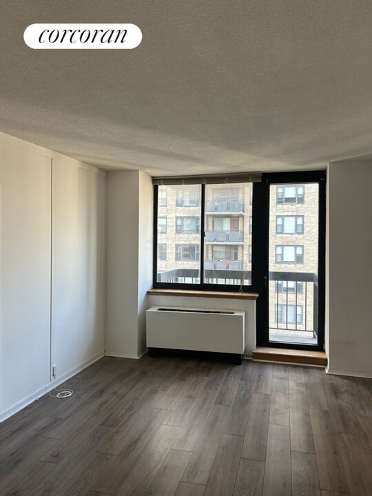 250 E 40th St in New York, NY - Building Photo