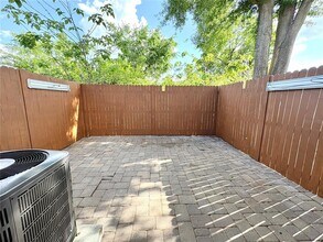 4006 Cedar Limb Ct in Tampa, FL - Building Photo - Building Photo