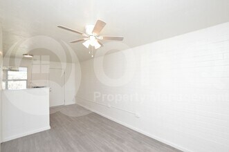 7040 Grand Ave in Glendale, AZ - Building Photo - Building Photo