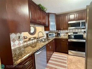 4725 Lucerne Lakes Blvd in Greenacres, FL - Building Photo - Building Photo