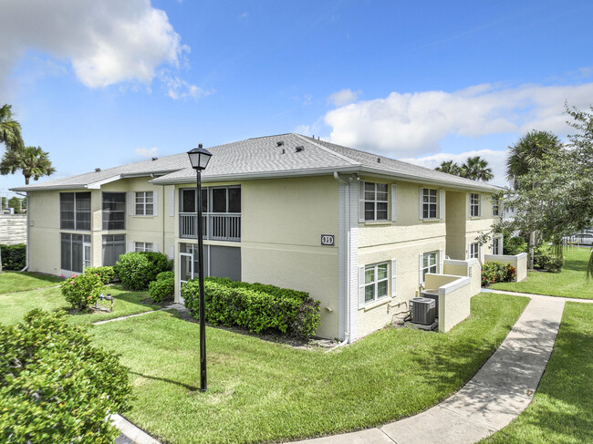 939 Sonesta Ave NE-Unit -204 in Palm Bay, FL - Foto de edificio - Building Photo