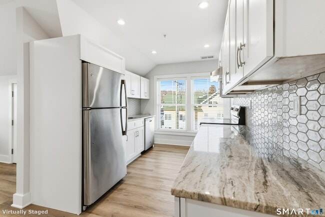 82 Wall St, Unit 300 in Madison, CT - Foto de edificio - Building Photo