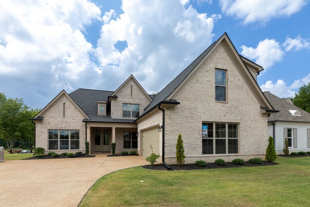 8027 Christian Ct in Olive Branch, MS - Foto de edificio