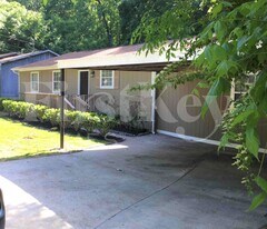 3571 Orbit Ct in Ellenwood, GA - Building Photo