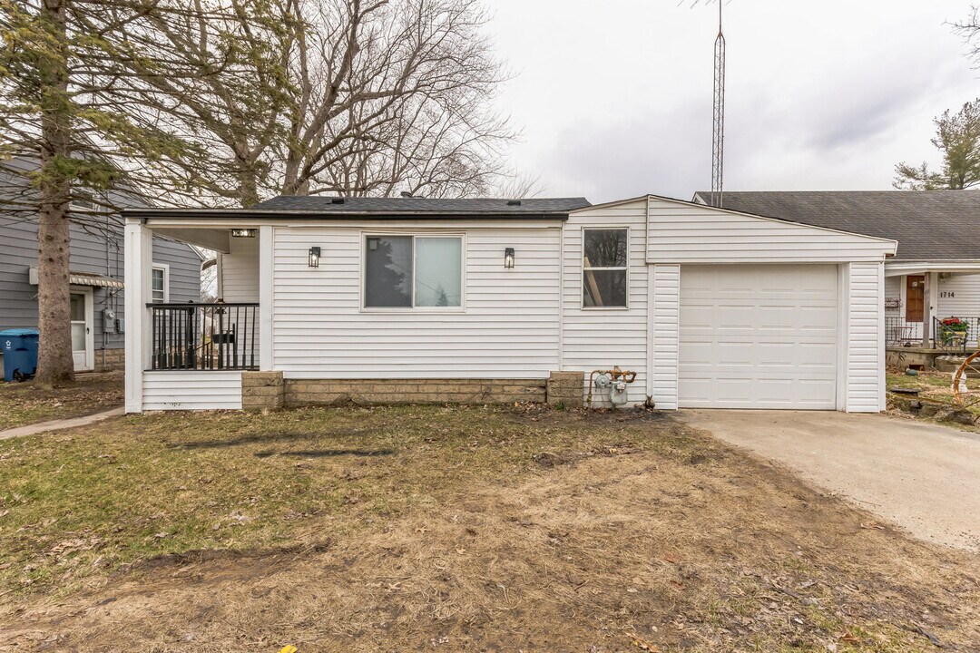 1710 W 4th St in Dixon, IL - Building Photo
