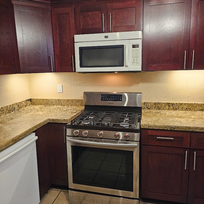 101 W Olive Ave in La Habra, CA - Foto de edificio - Building Photo