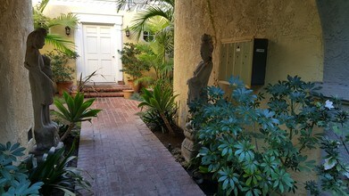 9066 Shoreham Dr in West Hollywood, CA - Building Photo - Building Photo